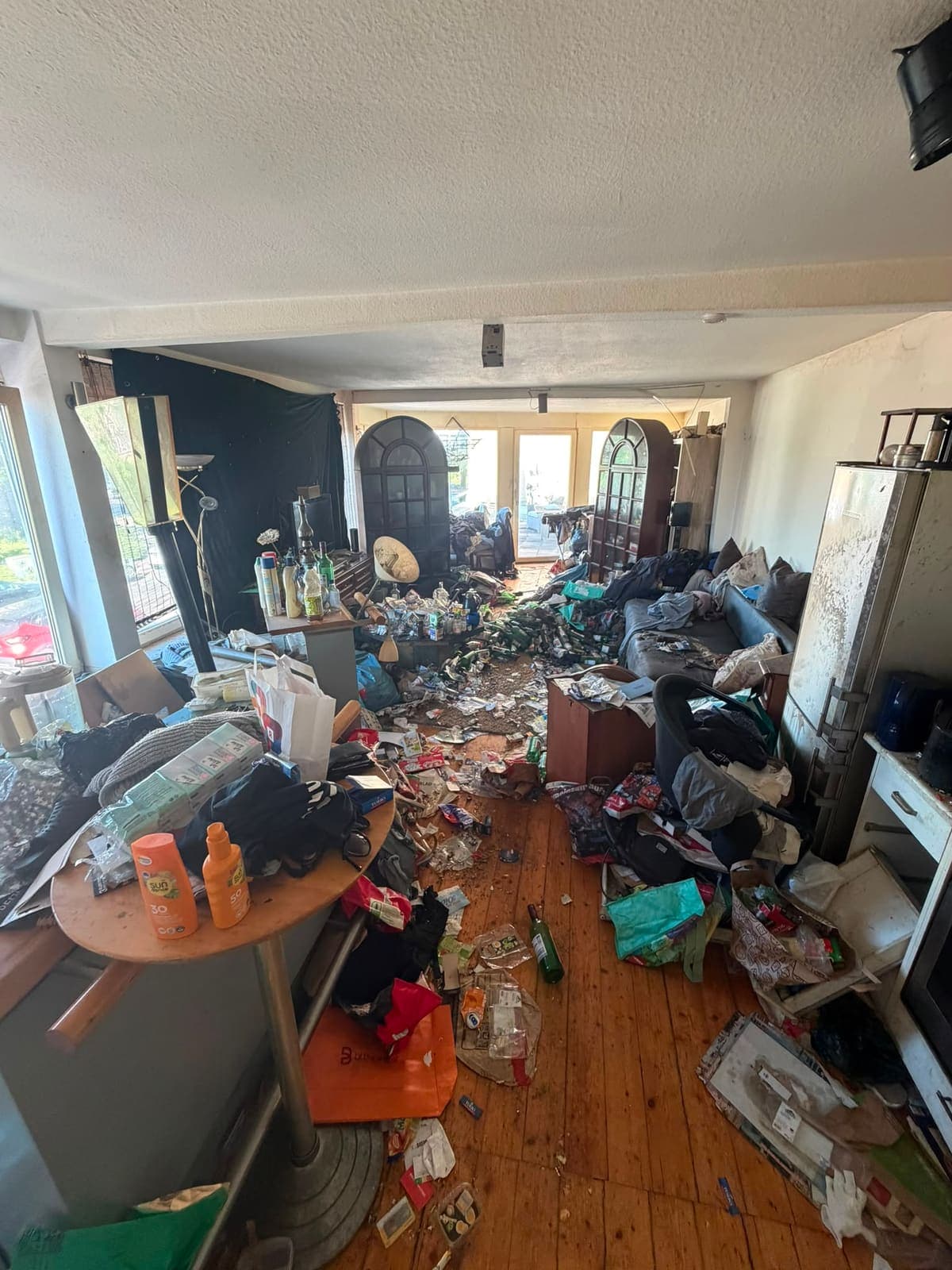 Komplett vermülltes Wohnzimmer einer Messie-Wohnung vor der Räumung